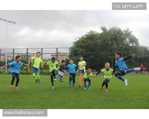 揭秘足球巨星童年成长轨迹 从青涩少年到全球偶像的奋斗故事